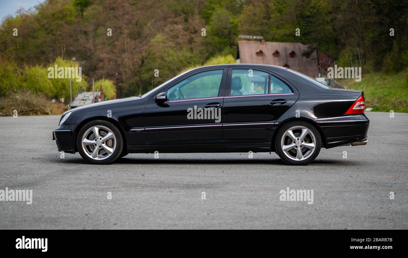 Mercedes Benz Classe C, modèle W203 - année 2004, équipement Avantgarde,  jantes en alliage AMG, angle côté conducteur avec roues directrices, freins  à disques ventilés, 18 Photo Stock - Alamy