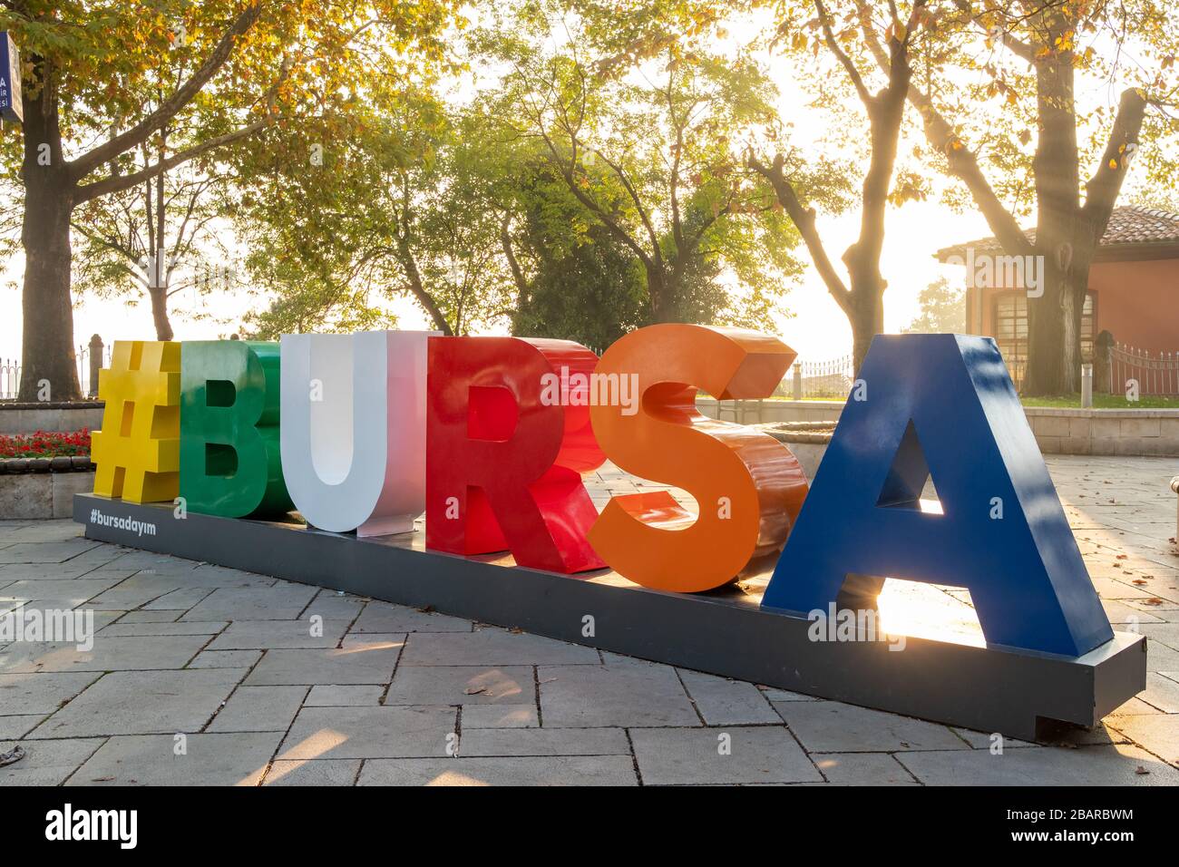 Ville De Turquie En 3 Lettres Grandes lettres colorées avec signe hashtag dans la ville de Bursa, Turquie  Photo Stock - Alamy