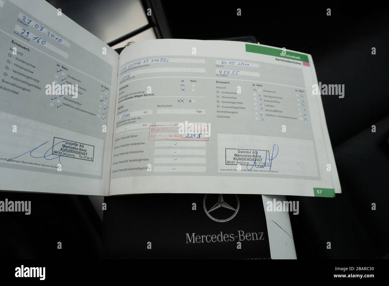 Historique d'entretien Mercedes Benz : entretien programmé, vérification des défauts du moteur, réparations et enregistrements d'entretien Banque D'Images