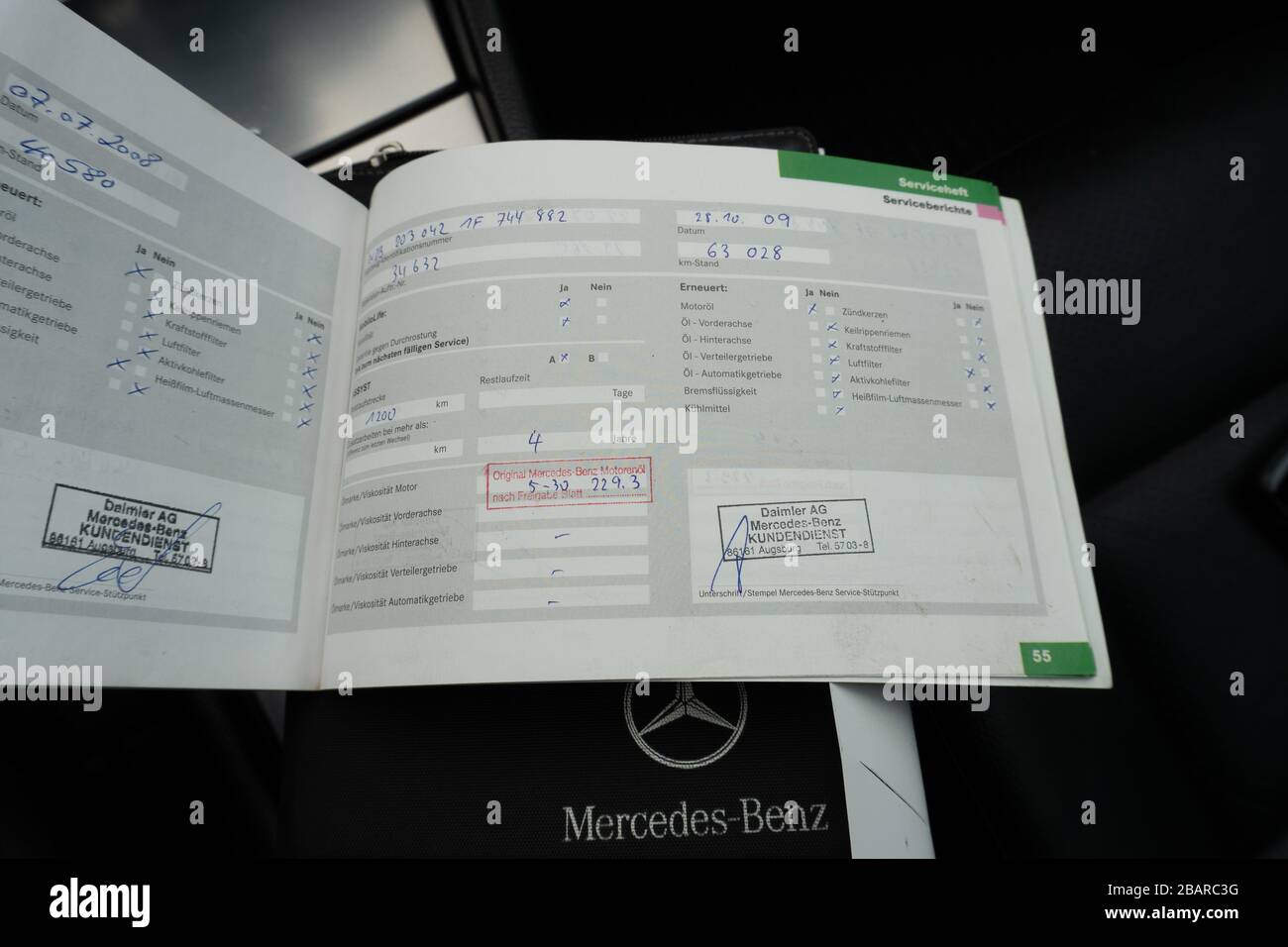 Historique d'entretien Mercedes Benz : entretien programmé, vérification des défauts du moteur, réparations et enregistrements d'entretien Banque D'Images