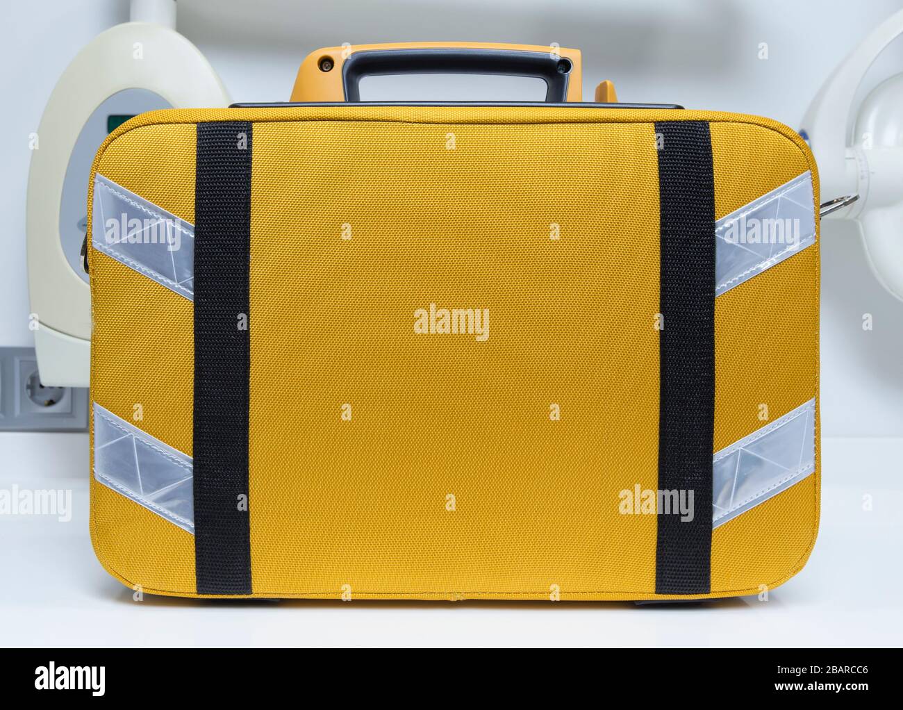 Gros plan de la trousse de premiers soins jaune en dentisterie pour enfants Banque D'Images