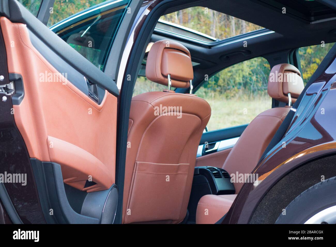 Mercedes Benz W204-intérieur de voiture avec sièges avant et arrière, conducteur et passager, partie du volant, rideau arrière, cuir marron, Banque D'Images