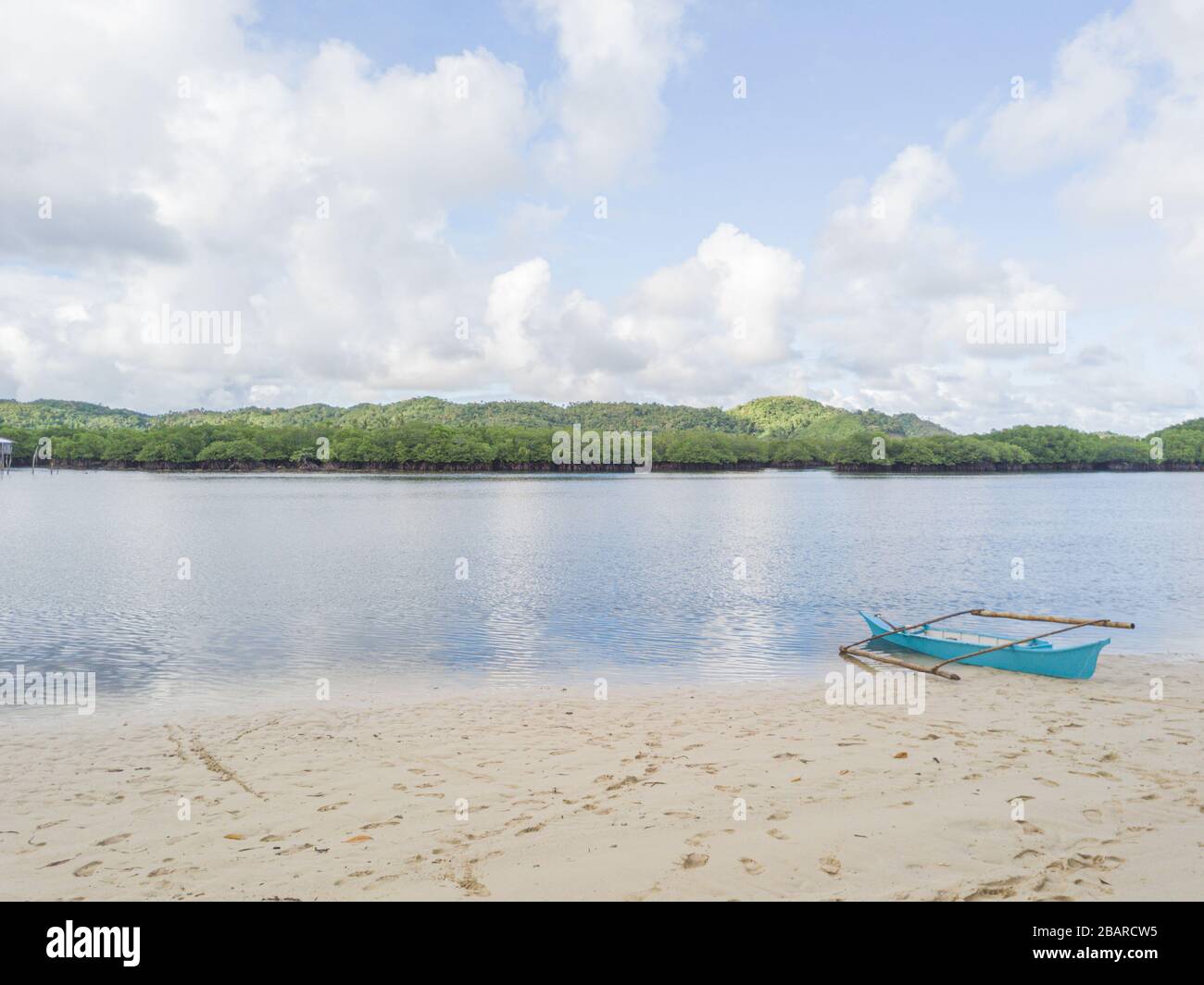 Antenne de la « plage de la Sécret » avec un bateau de pêche sur elle et la forêt de mangroves à une distance Banque D'Images