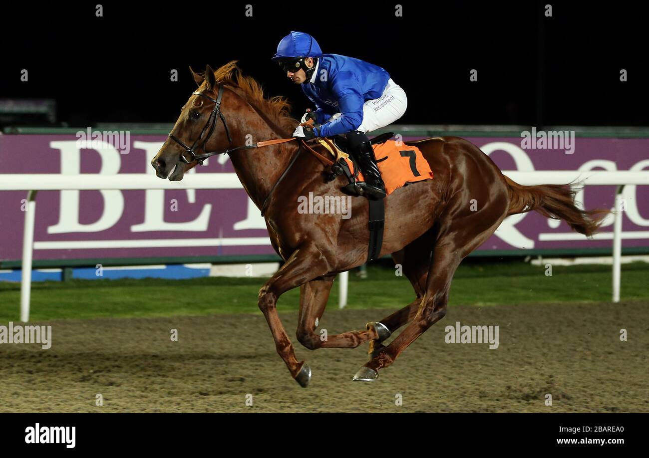 Tamarkuz monté par jockey Silvestre de Sousa remporte le sportlinglife.com Nursery Handicap Stakes sur la piste tous temps de l'hippodrome de Kempton Banque D'Images