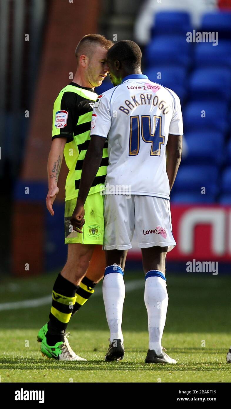 Le Zoumana Bakayogo de Tranmere Rovers (à droite) se dirige vers Paddy Madden de Yeovil Town Banque D'Images