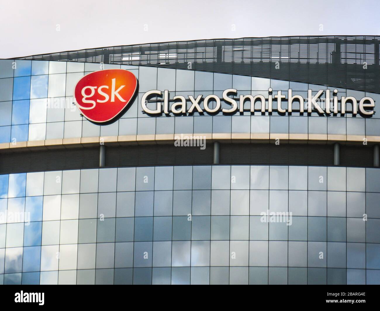 L'édifice du siège social de GlaxoSmithKline à Brentford, dans l'ouest de Londres. Une entreprise pharmaceutique britannique mondiale. Banque D'Images