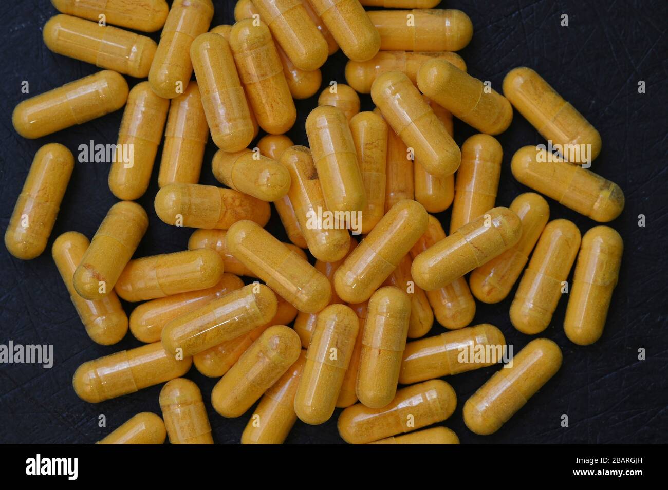 Une mise en place de pilules de supplément jaune de coenzyme Q10 Banque D'Images