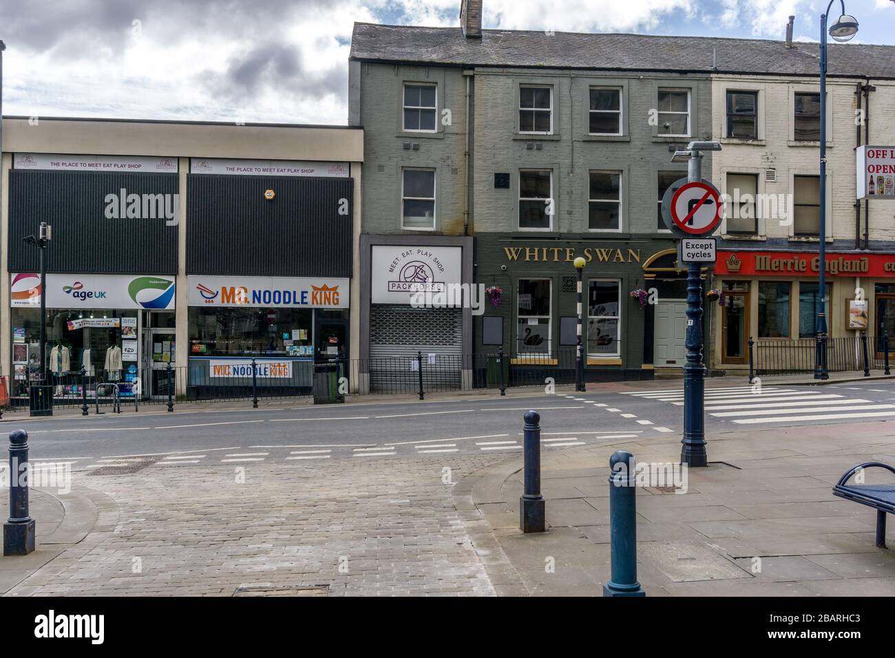 Les rues désertes de Huddersfield le samedi matin 28 mars 2020 pendant le verrouillage en raison de la pandémie du virus du corono. Banque D'Images