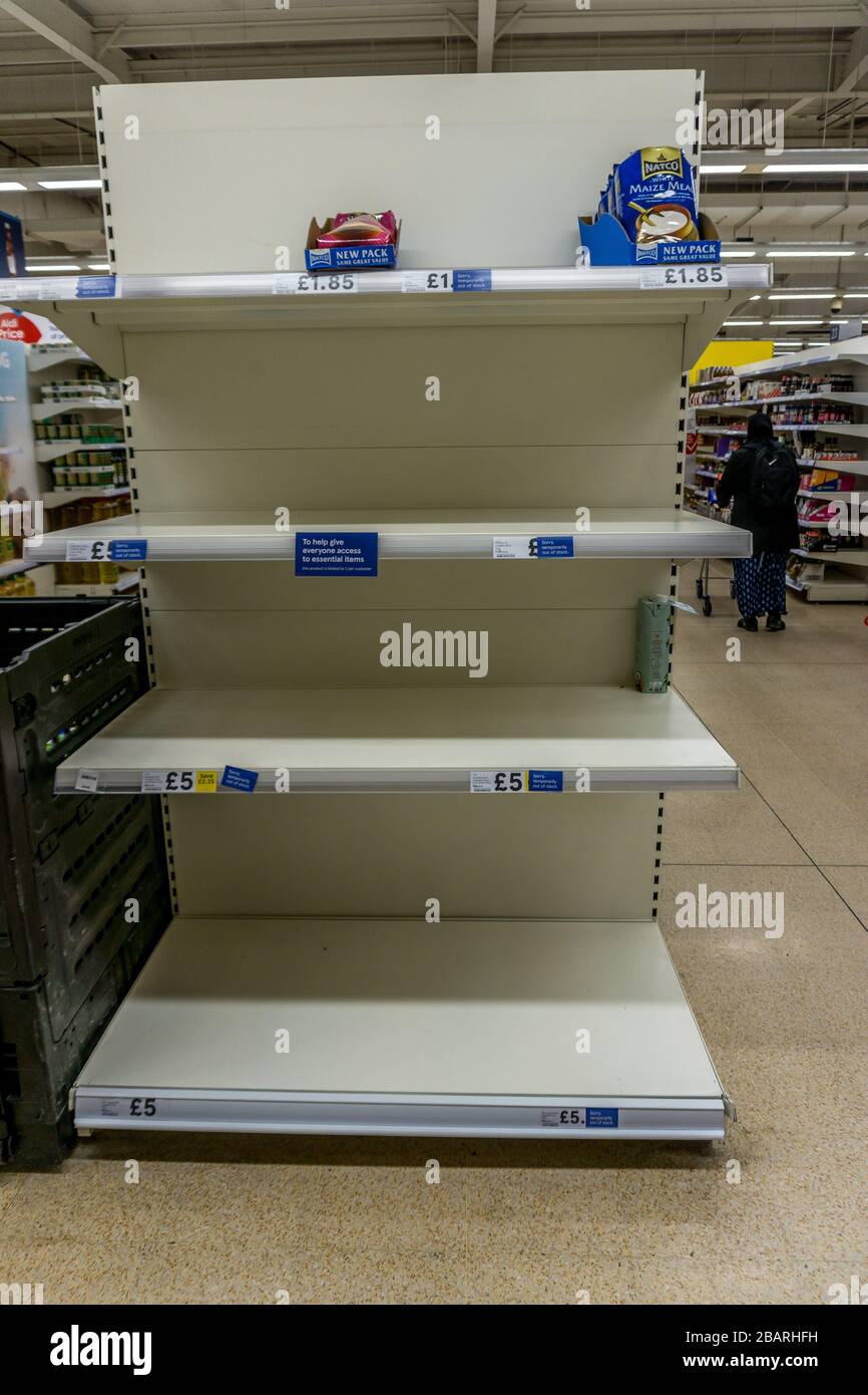 Les rayons vides des supermarchés à Tesco, rue Viaduct, HudDERFIELD, samedi matin, 28 mars 2020 pendant le verrouillage en raison de la pandémie du virus du corono. Banque D'Images