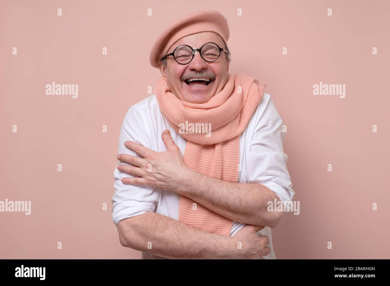 Rire positif espagnol senior beau homme ayant un grand sentiment d'humeur positiv Banque D'Images