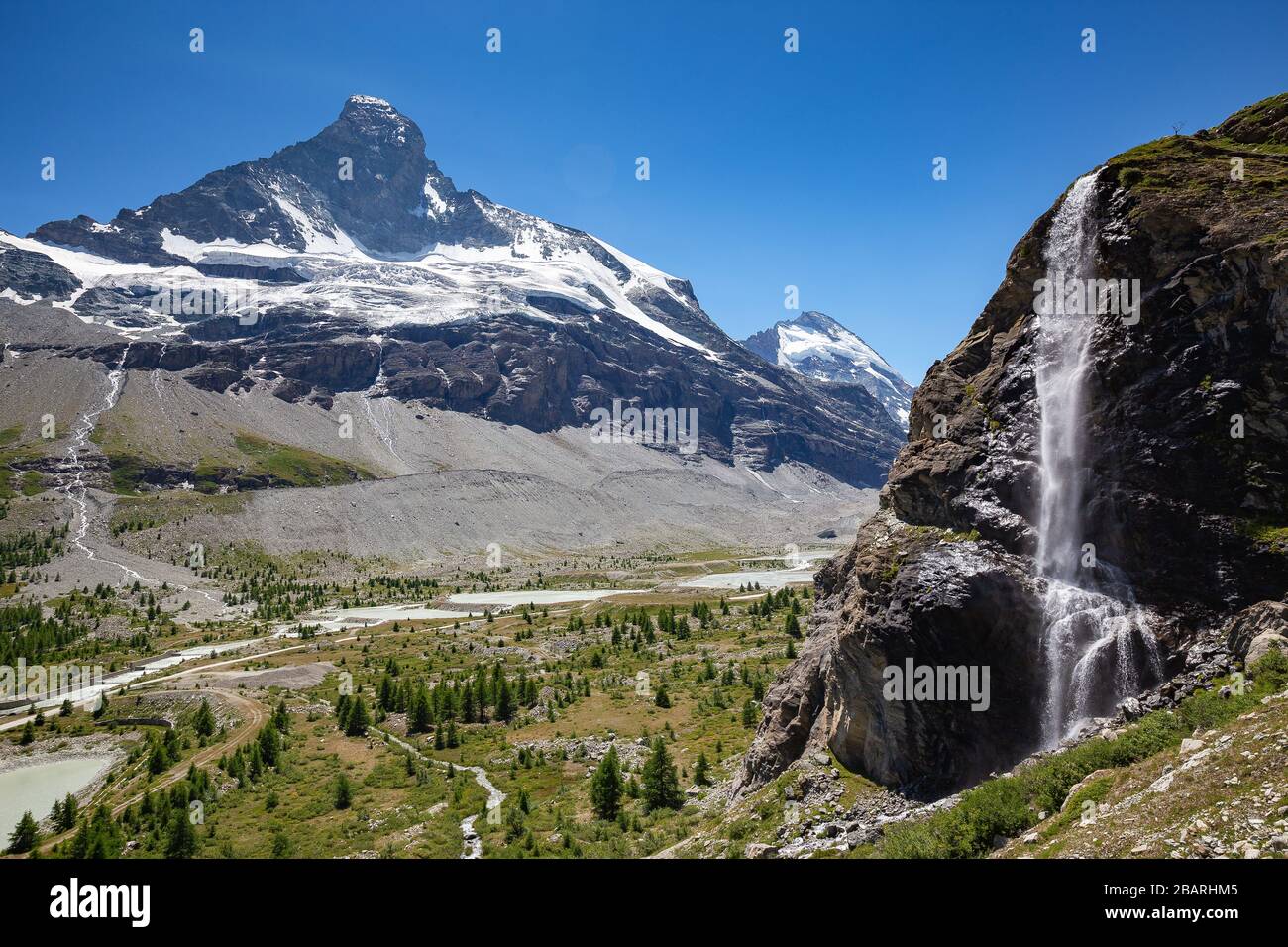 Le côté nord de la montagne Cervin. Cascade dans la vallée de Zmuttgletscher. Zermatt. Alpes suisses. La Suisse. Banque D'Images