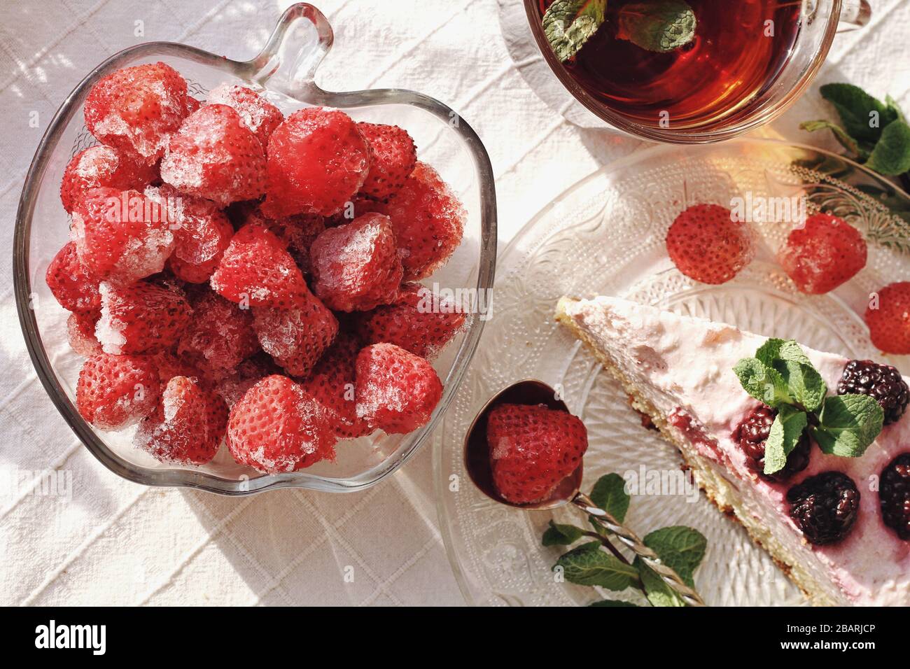 Pleine de santé, vitamines. Délicieux dessert frais avec baies et décoration verte, mets sucrés, thé. Délicieux gâteau et fraises sur la serviette blanche Banque D'Images