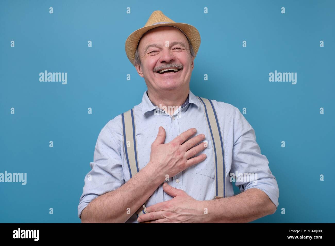 Rire positif espagnol senior beau homme ayant un grand sentiment d'humeur positiv Banque D'Images