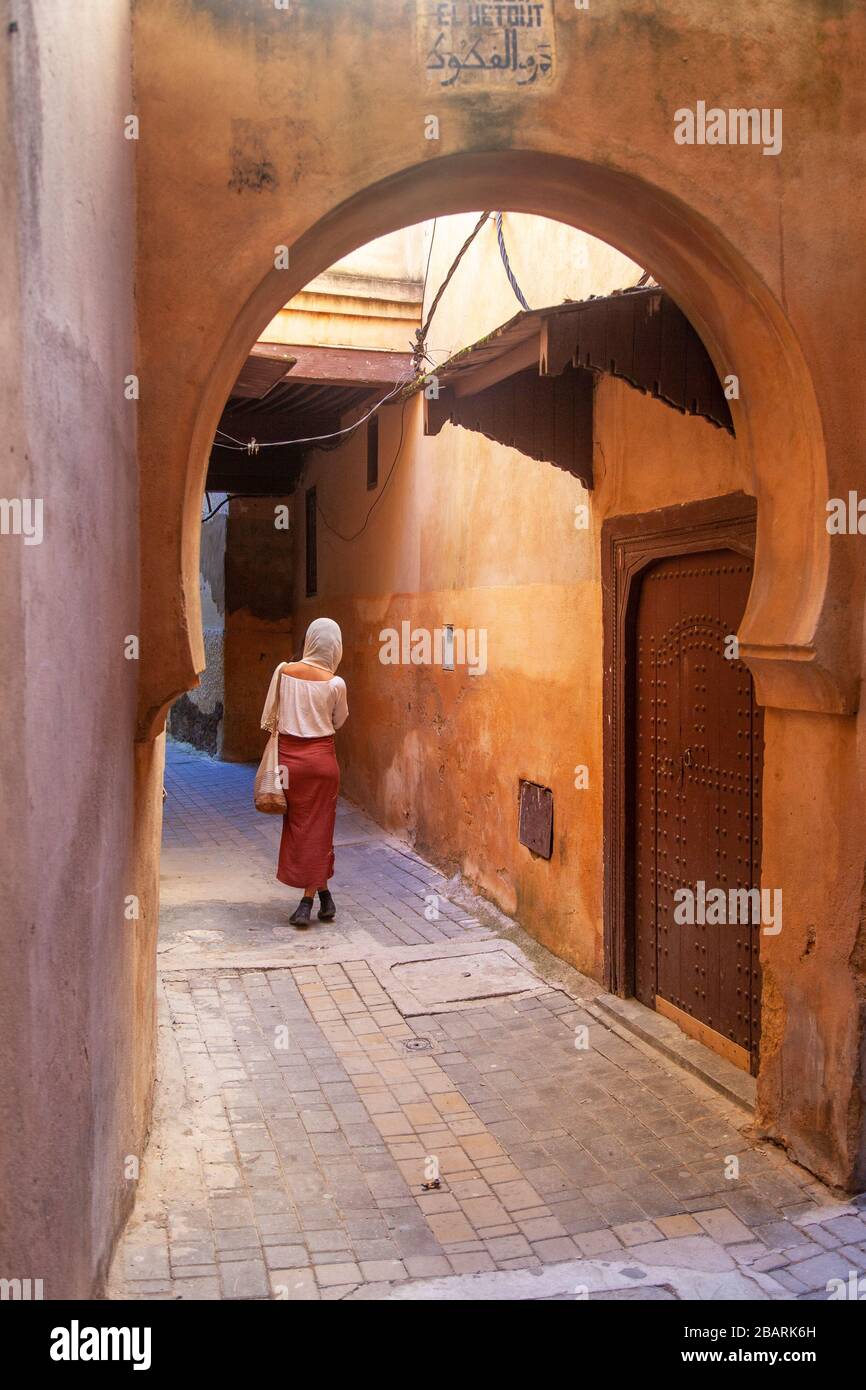 Meknès, Maroc: Une jeune femme voilée dans la médina Banque D'Images
