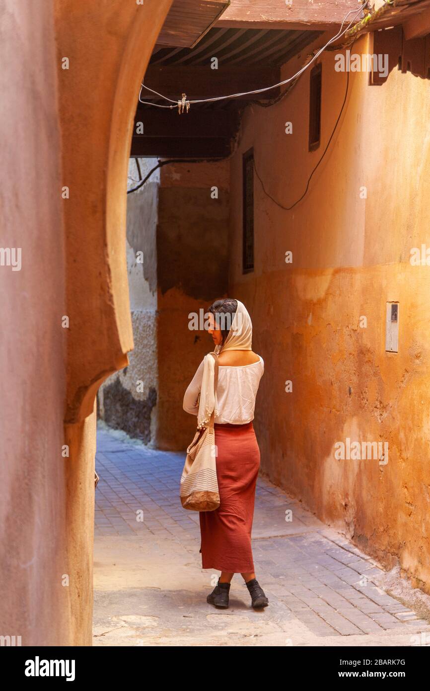 Meknès, Maroc: Une jeune femme voilée dans la médina Banque D'Images