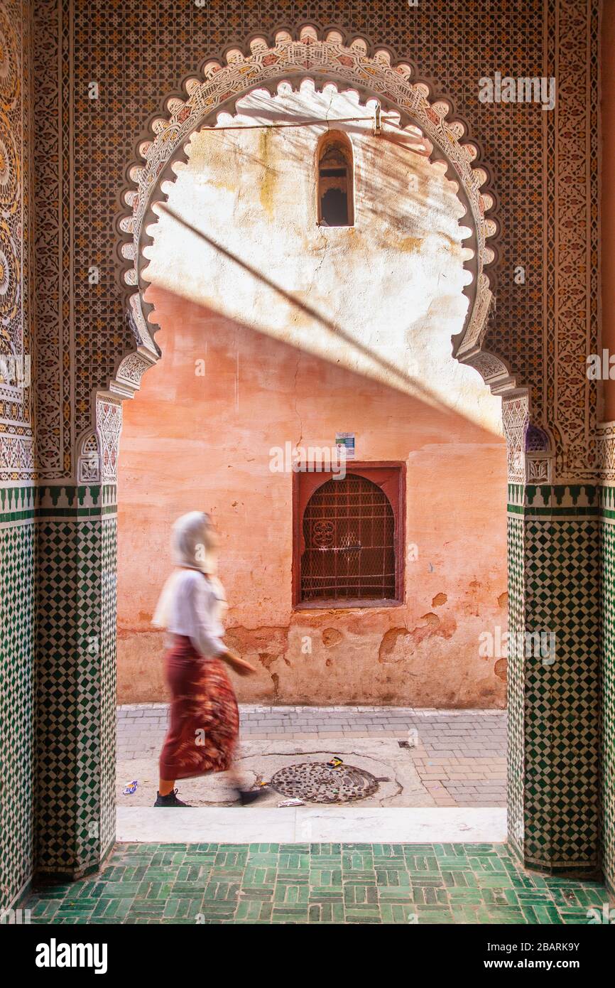 Meknès, Maroc: Une jeune femme voilée dans la médina. Banque D'Images
