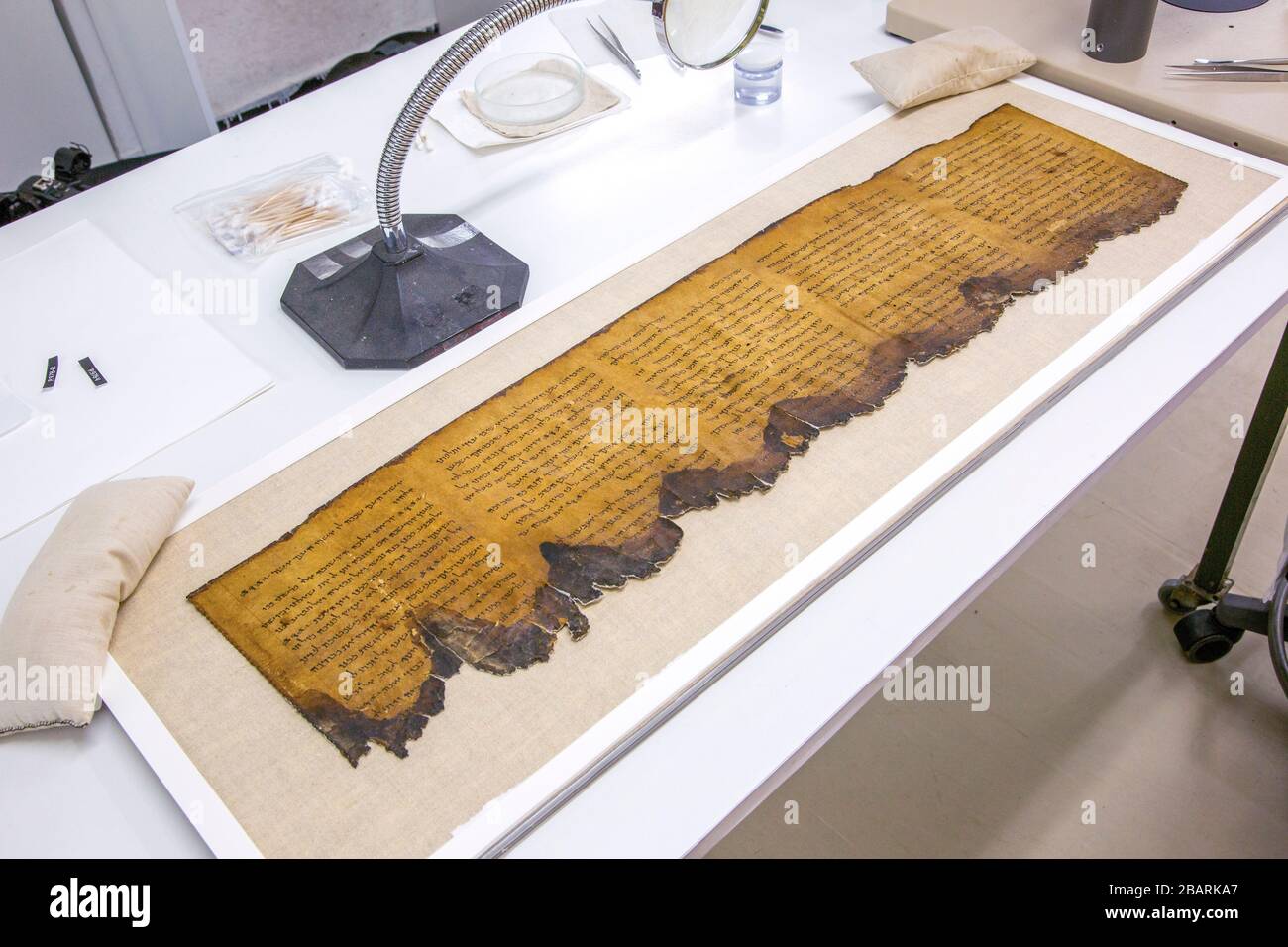 Des manuscrits de la mer morte dans le sanctuaire du livre du Musée israélien Jérusalem, Israël Banque D'Images