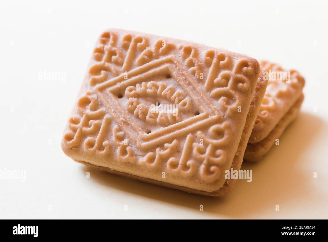 Biscuits crème anglaise isolés sur fond Uni Banque D'Images