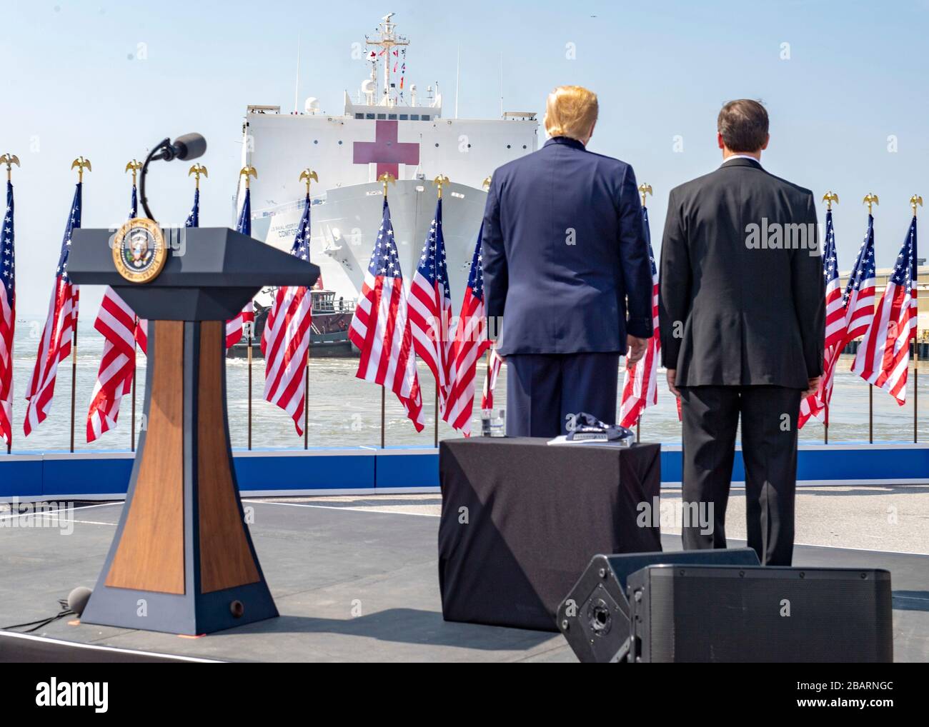 Norfolk, États-Unis. 28 mars 2020. Norfolk, États-Unis. 28 mars 2020. Le président des États-Unis, Donald Trump, est le secrétaire à la Défense Mark Esper, alors que le navire-hôpital militaire du Commandement du transport maritime USNS Comfort part de la base navale Norfolk le 28 mars 2020 à Norfolk, en Virginie. Le Comfort se déploie à New York pour appuyer les efforts de réponse du COVID-19 du pays. Crédit: Mike DiMestico/États-Unis Navy photo/Alay Live News Banque D'Images