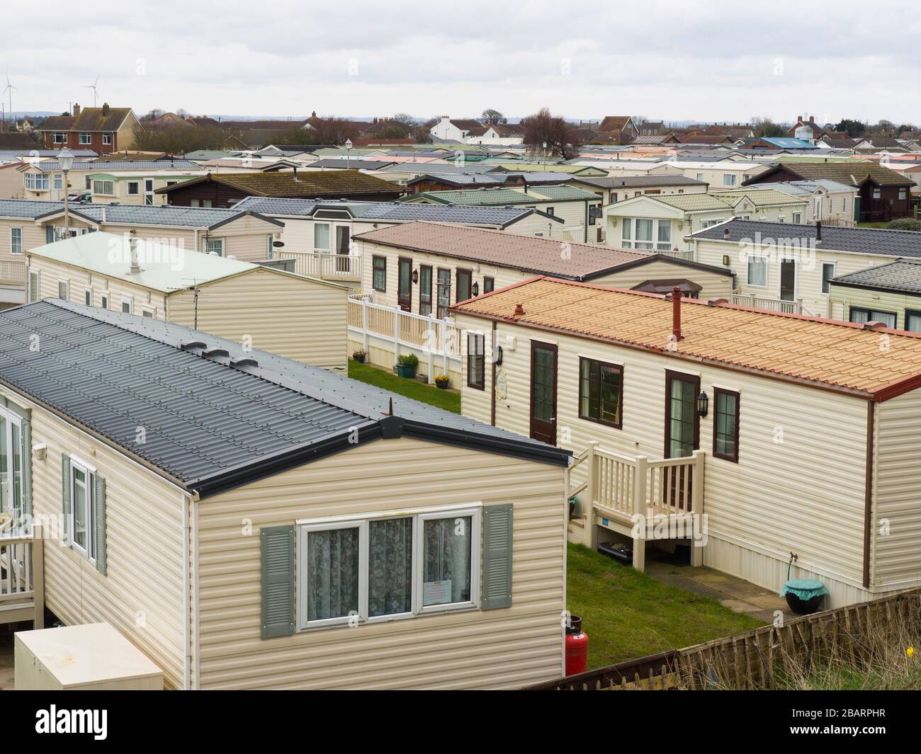 Des caravanes statiques ont craqué ensemble le long du front de mer, Sutton on Sea, Lincolnshire, Royaume-Uni Banque D'Images