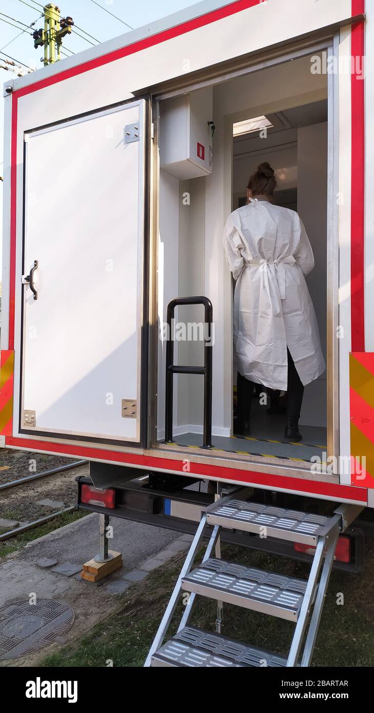 Véhicule d'urgence temporaire inconnu pour mesurer la température corporelle et vérifier la présence d'une maladie. Coronavirus covid-19, pandémie, quarantaine Banque D'Images