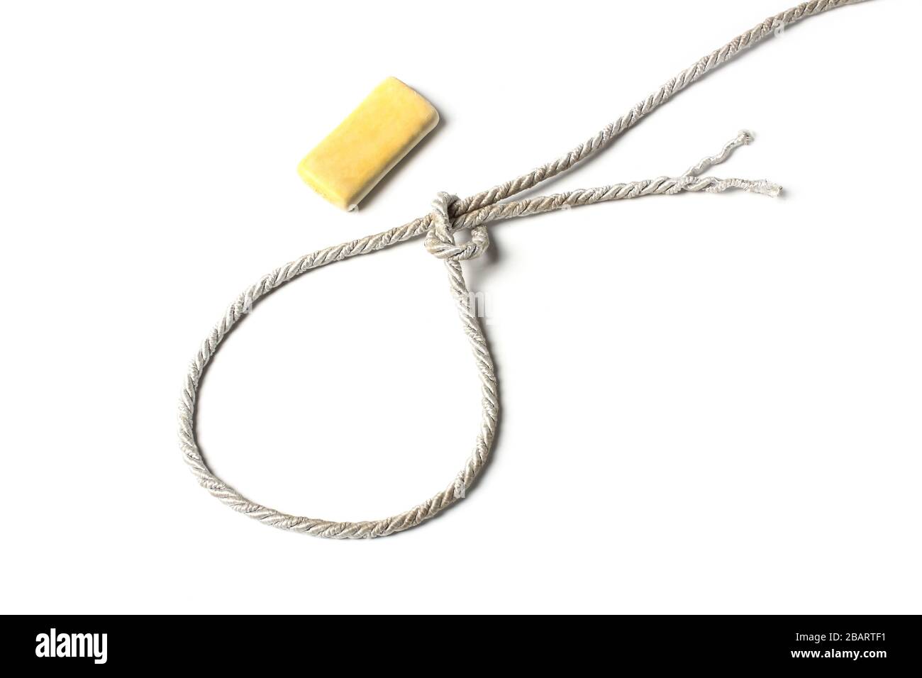 Boucle de corde et savon isolés sur fond blanc Banque D'Images