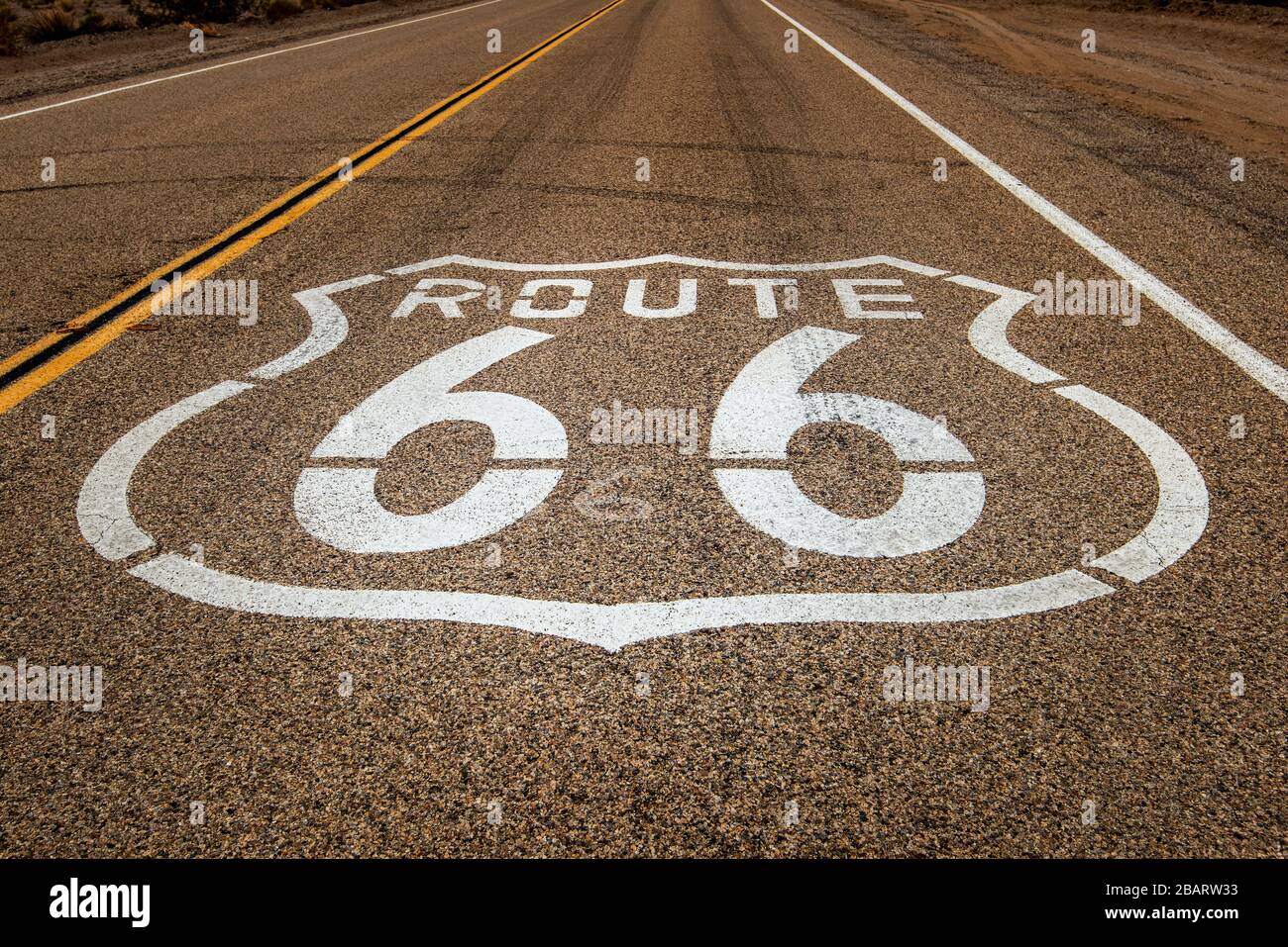 Panneau de signalisation horizontal de la route 66 des États-Unis, Mojave Desert, Californie, États-Unis Banque D'Images