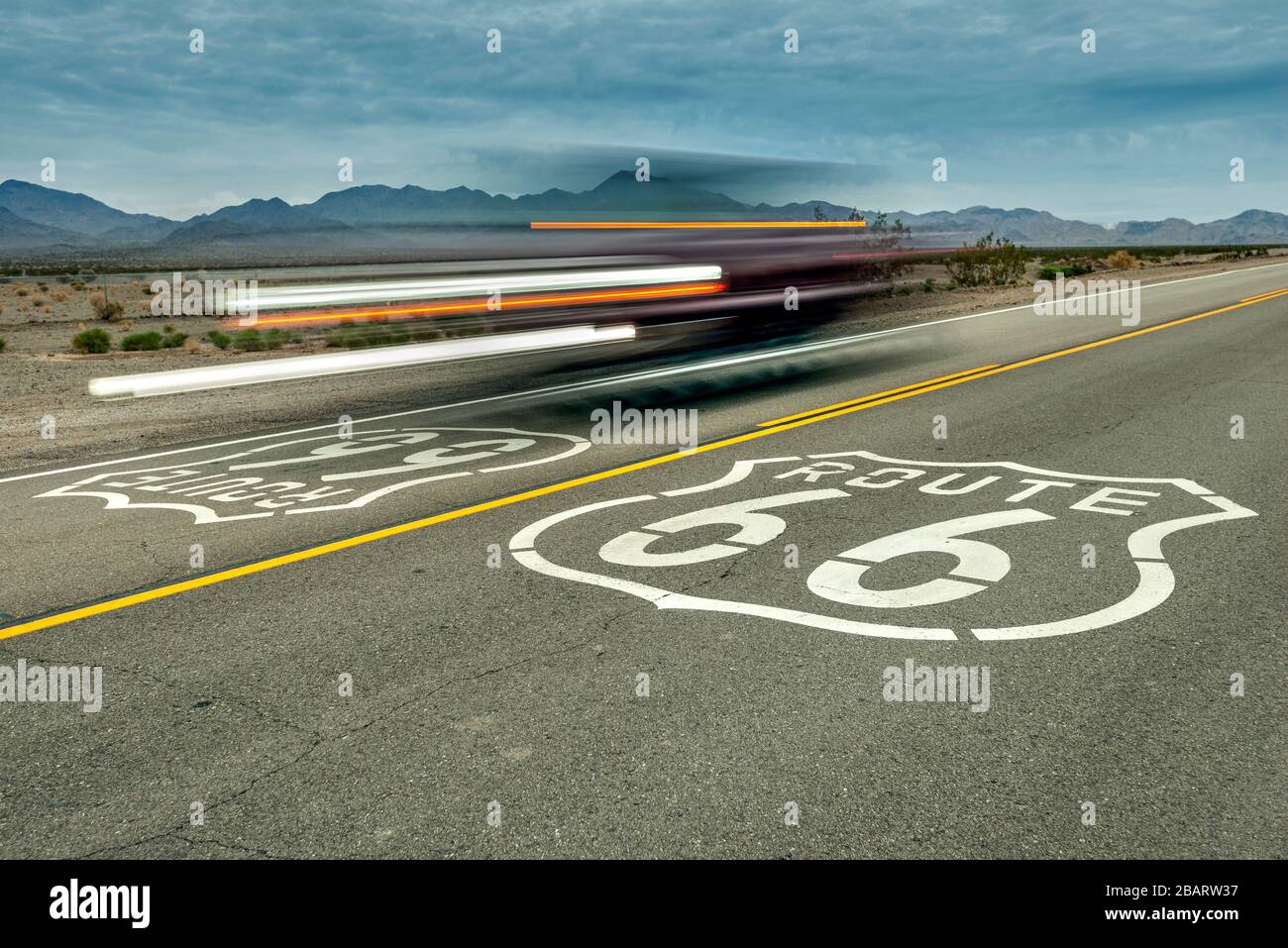États-Unis route 66 panneaux de signalisation horizontaux, Mojave Desert, Californie, États-Unis Banque D'Images