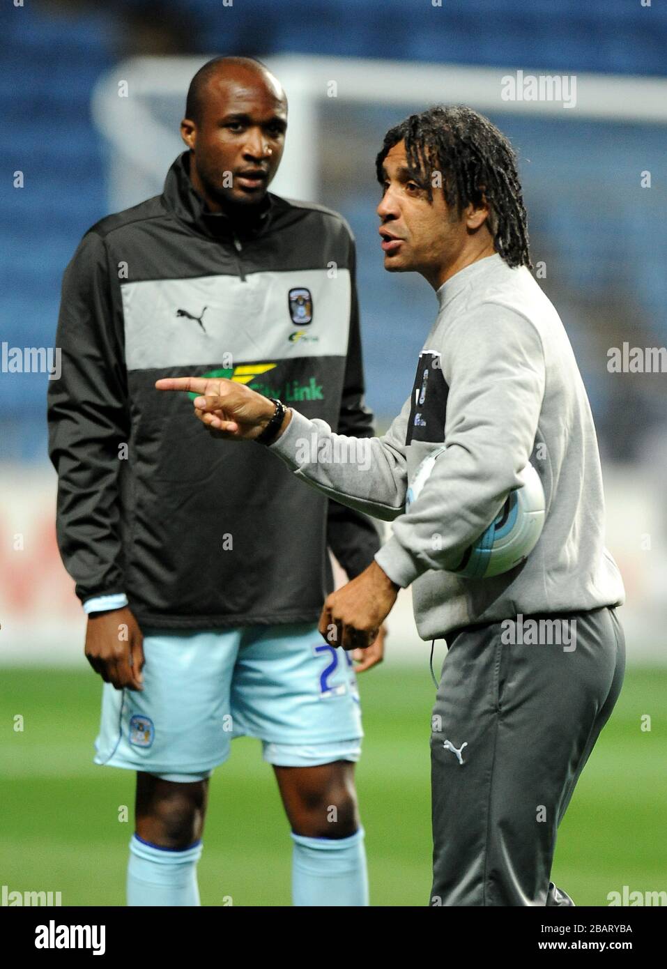 Richard Shaw (r), directeur adjoint de Coventry City, avec William Edjenguele pendant la période d'échauffement Banque D'Images
