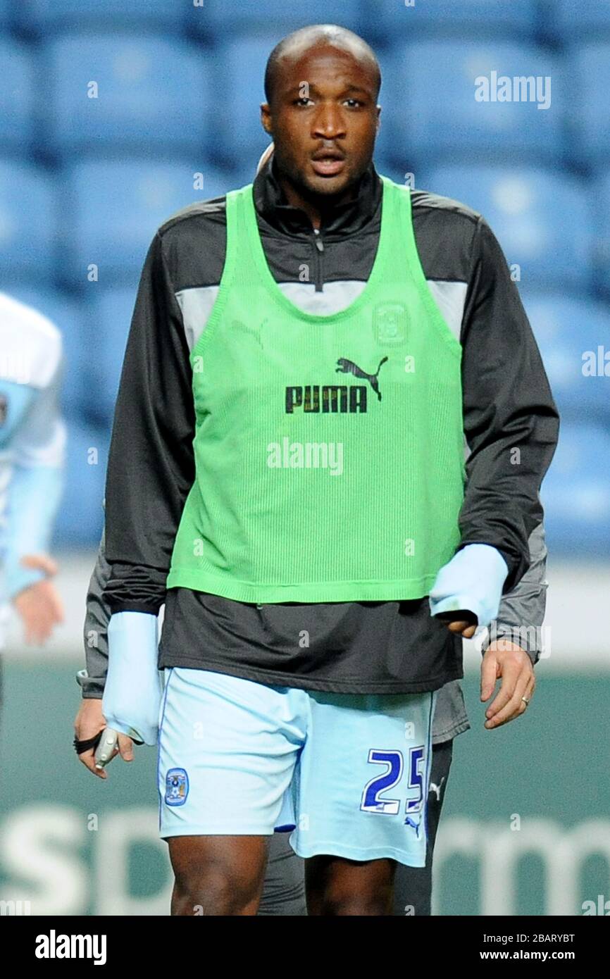 William Edjenguele de Coventry City pendant la période d'échauffement Banque D'Images