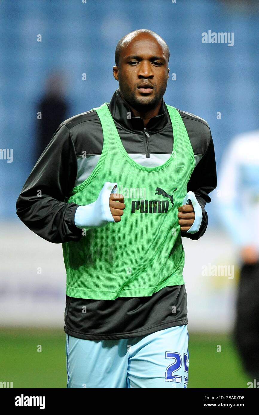 William Edjenguele de Coventry City pendant la période d'échauffement Banque D'Images