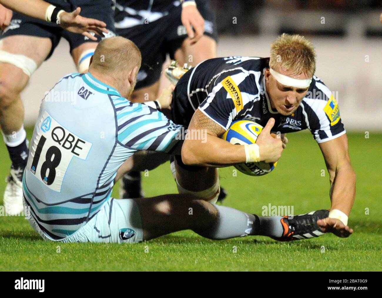 Andy Powell, de la vente Shark, est traité par Dan Cole, Tigers de Leicester Banque D'Images