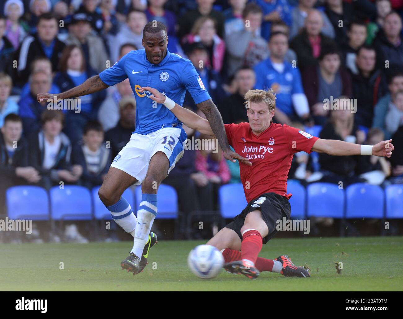 Emile Sinclair de Peterborough United et Dan Harding de Nottingham Forest Banque D'Images