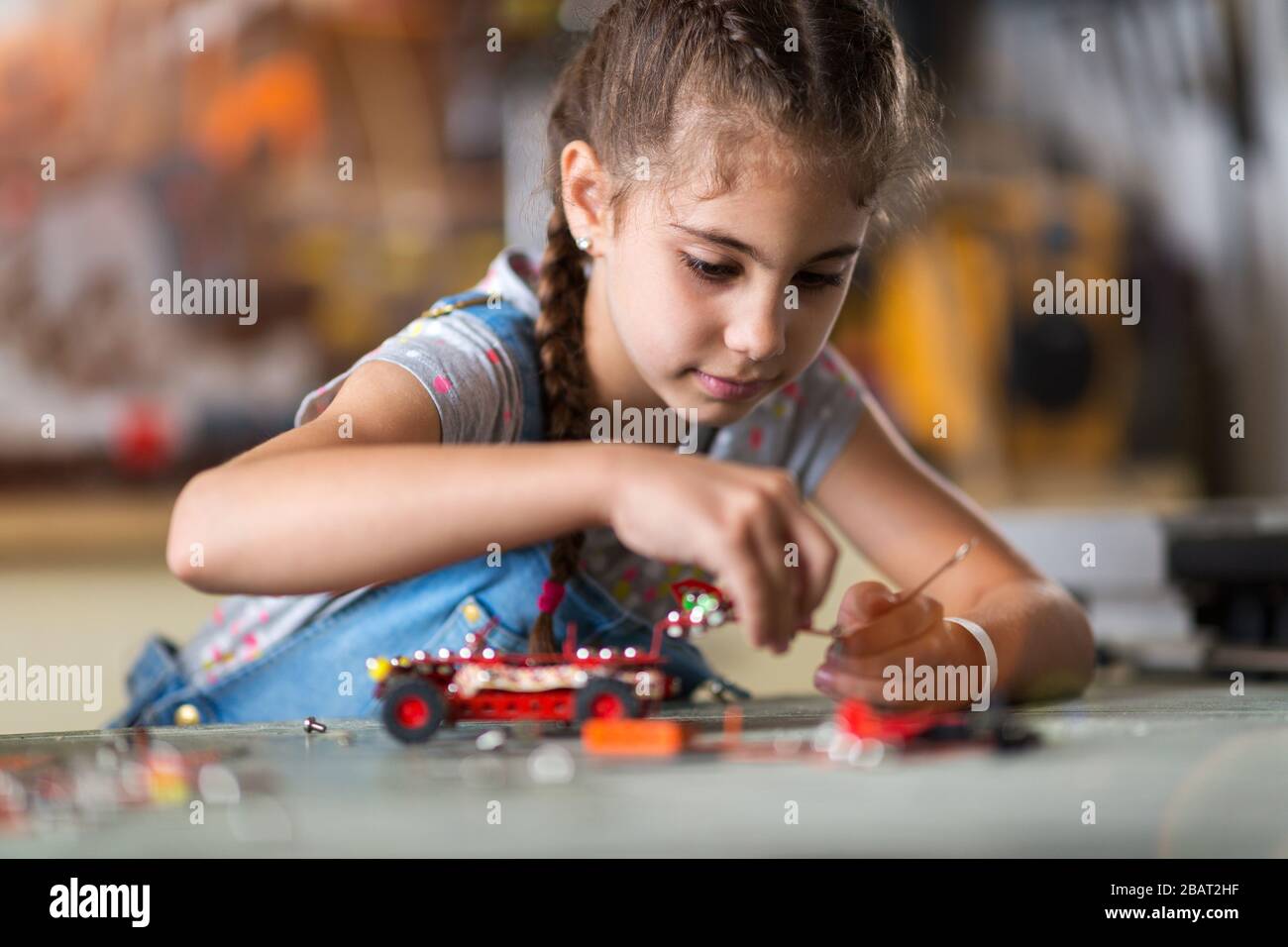 Petite fille faisant un robot Banque D'Images