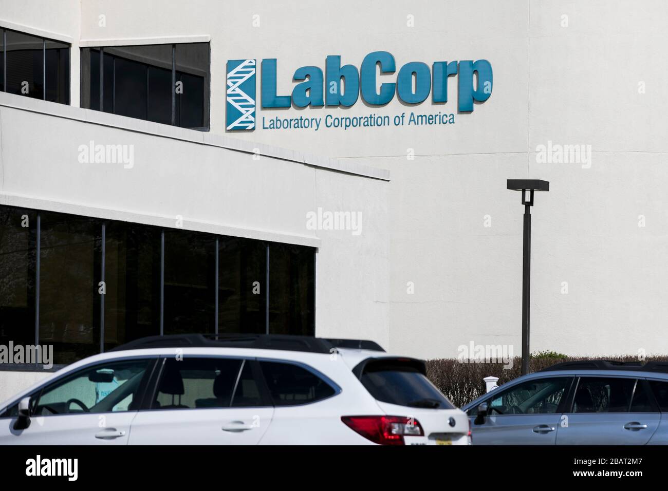 Un logo à l'extérieur d'une installation occupée par Laboratory Corporation of America (LabCorp) à Raritan, New Jersey, le 23 mars 2020. Banque D'Images