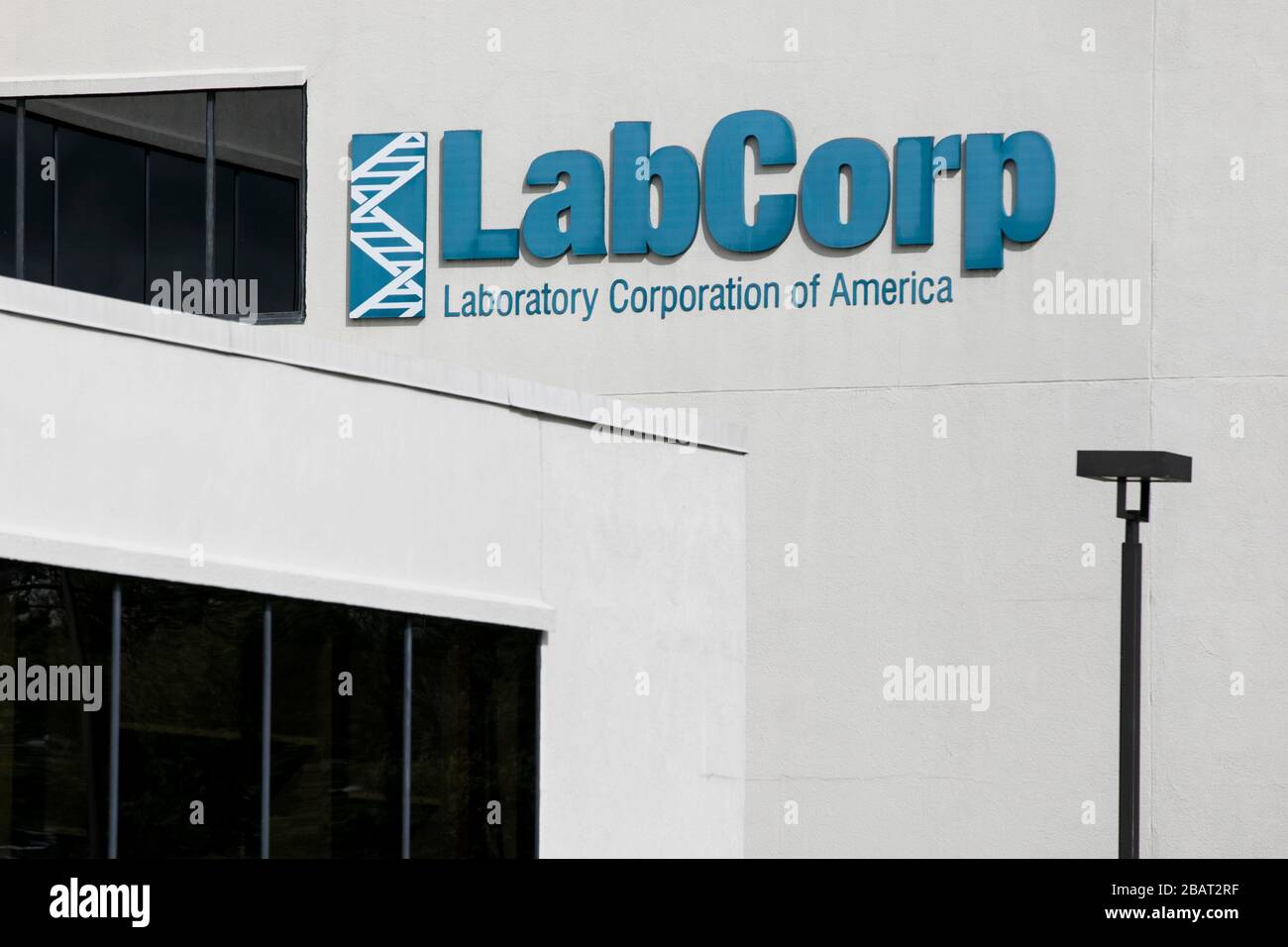 Un logo à l'extérieur d'une installation occupée par Laboratory Corporation of America (LabCorp) à Raritan, New Jersey, le 23 mars 2020. Banque D'Images