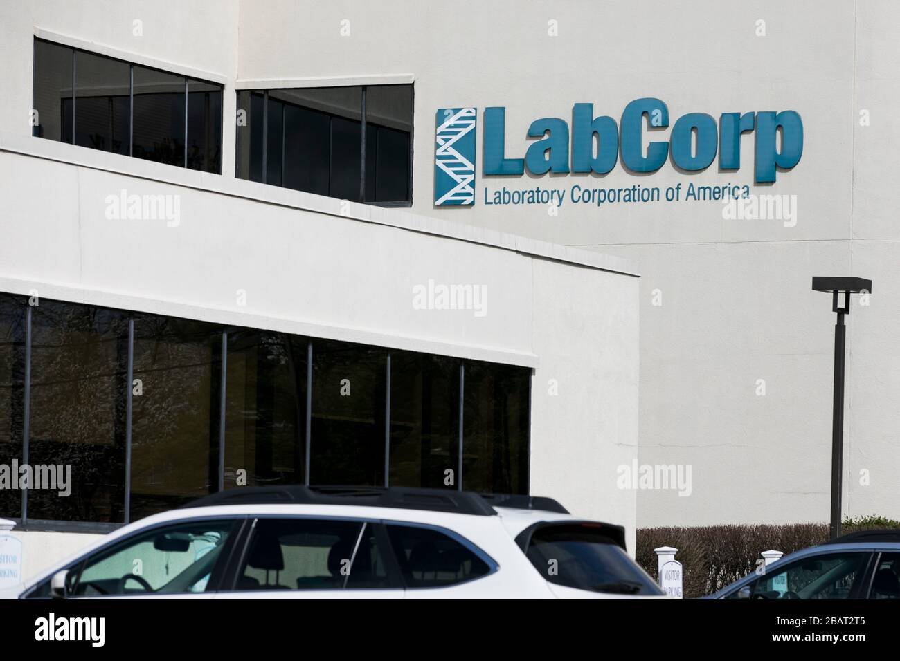 Un logo à l'extérieur d'une installation occupée par Laboratory Corporation of America (LabCorp) à Raritan, New Jersey, le 23 mars 2020. Banque D'Images