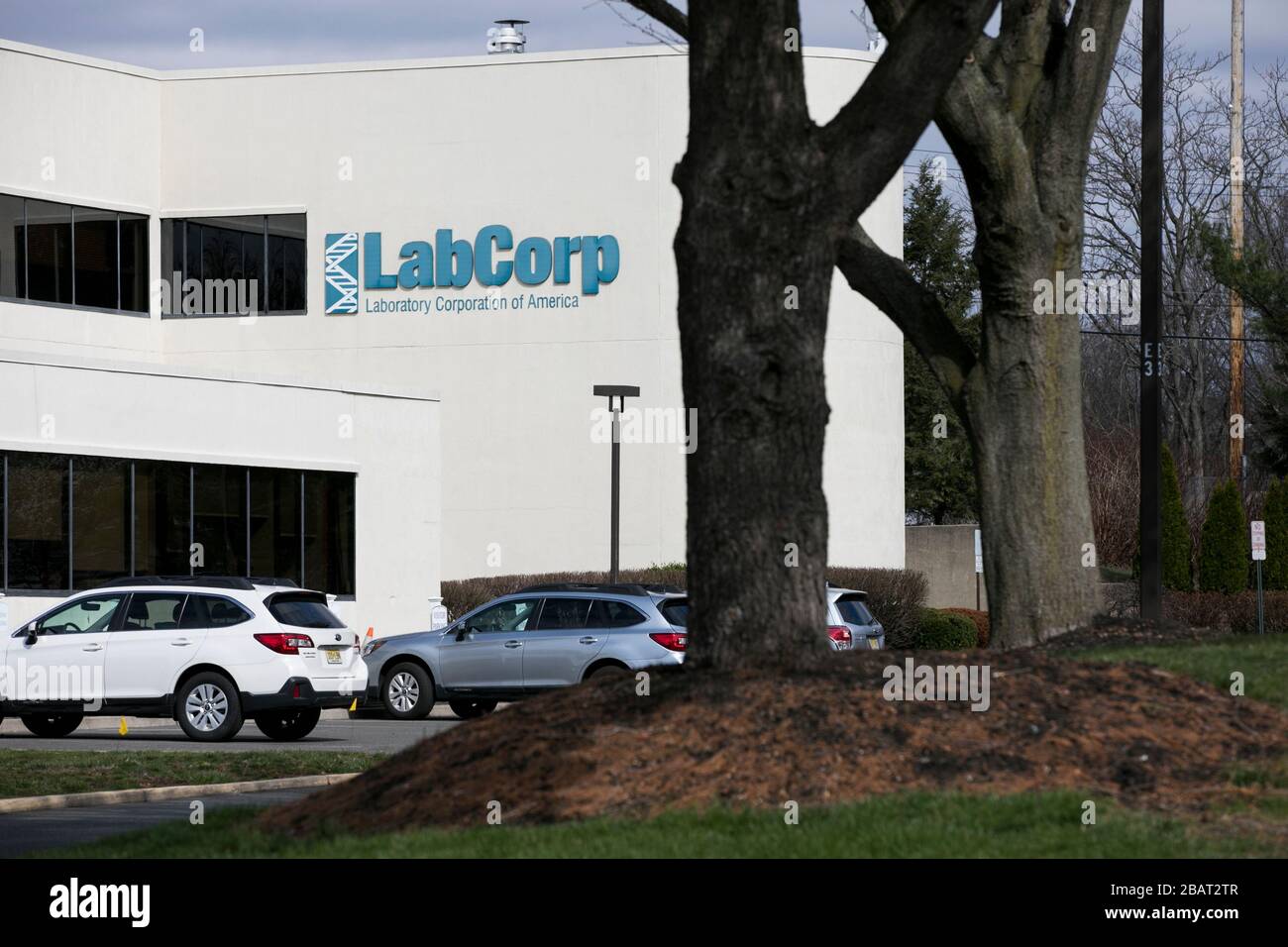 Un logo à l'extérieur d'une installation occupée par Laboratory Corporation of America (LabCorp) à Raritan, New Jersey, le 23 mars 2020. Banque D'Images