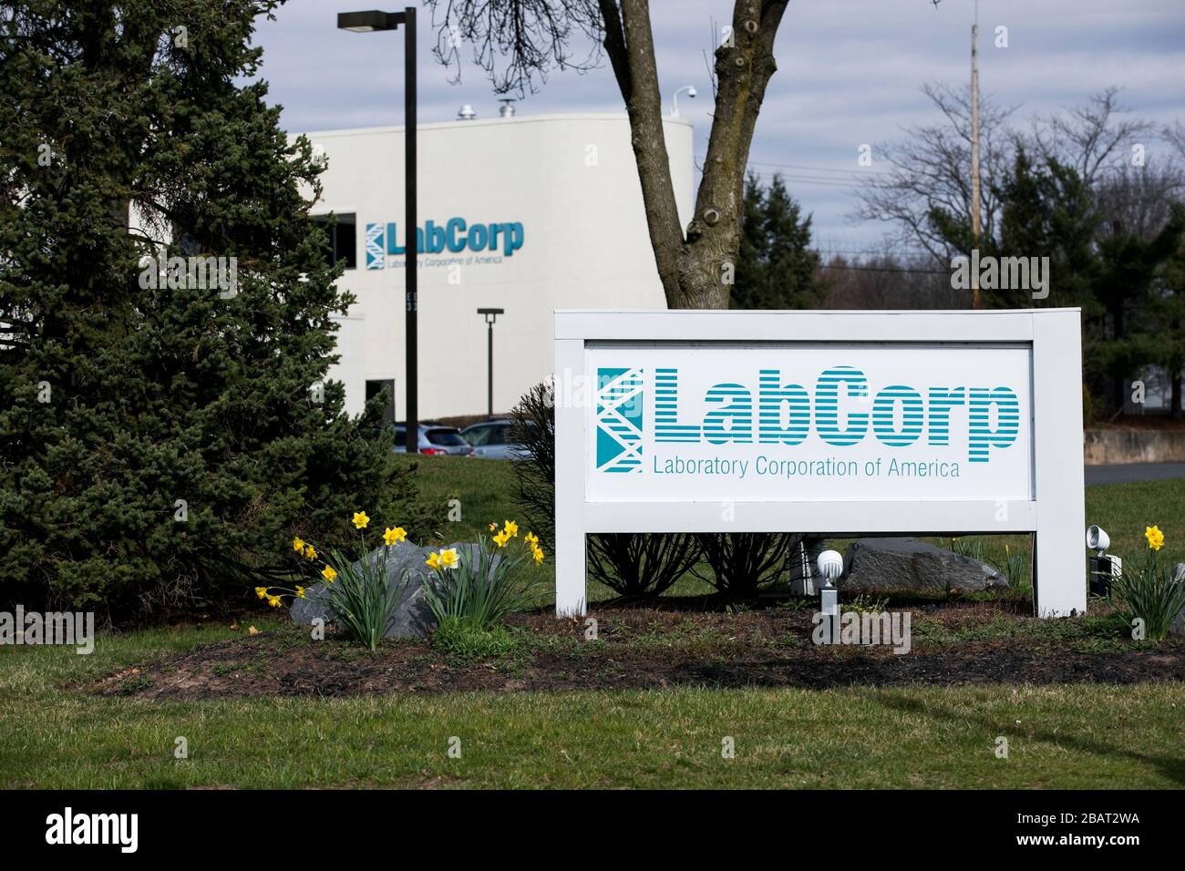 Un logo à l'extérieur d'une installation occupée par Laboratory Corporation of America (LabCorp) à Raritan, New Jersey, le 23 mars 2020. Banque D'Images