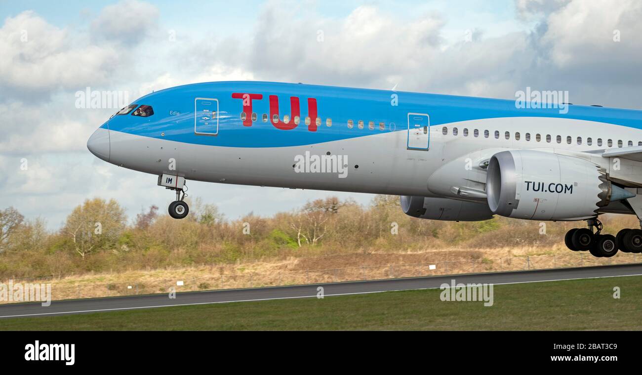 TUI Boeing 787-9 Dreamliner au départ de l'aéroport de Manchester (G-TUIM) 'Edie' Banque D'Images