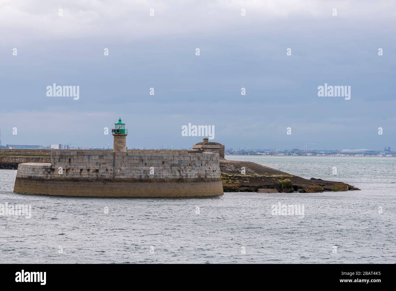 Vue aérienne sur les bateaux à voile, les navires et les yachts dans le port de plaisance de Dun Laoghaire, en Irlande Banque D'Images