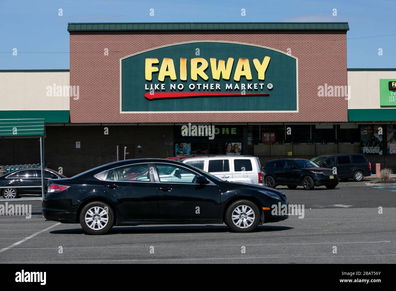 Un logo à l'extérieur d'un magasin d'alimentation de détail de Fairway Market situé dans Woodland Park, New Jersey, le 23 mars 2020. Banque D'Images