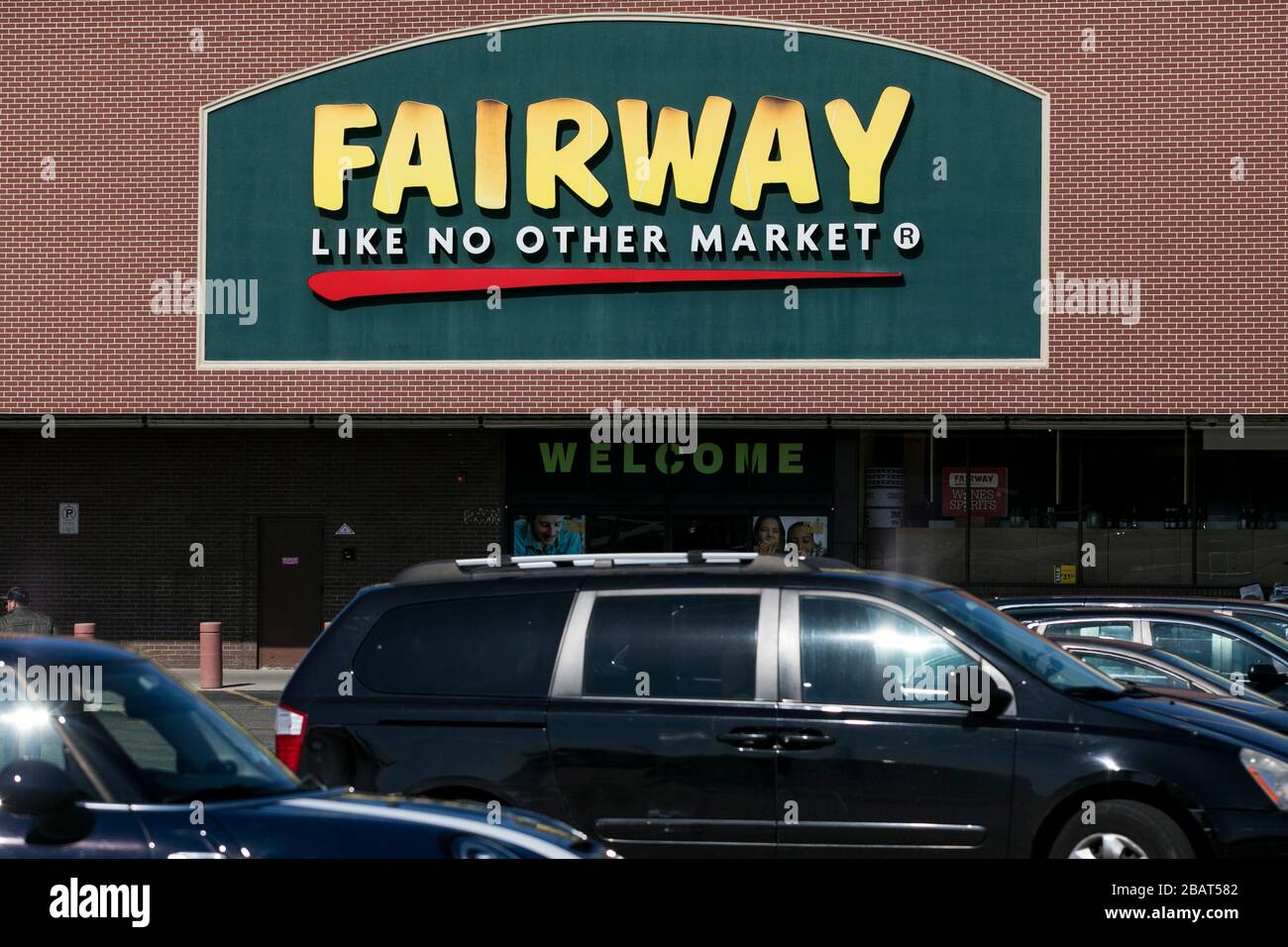 Un logo à l'extérieur d'un magasin d'alimentation de détail de Fairway Market situé dans Woodland Park, New Jersey, le 23 mars 2020. Banque D'Images