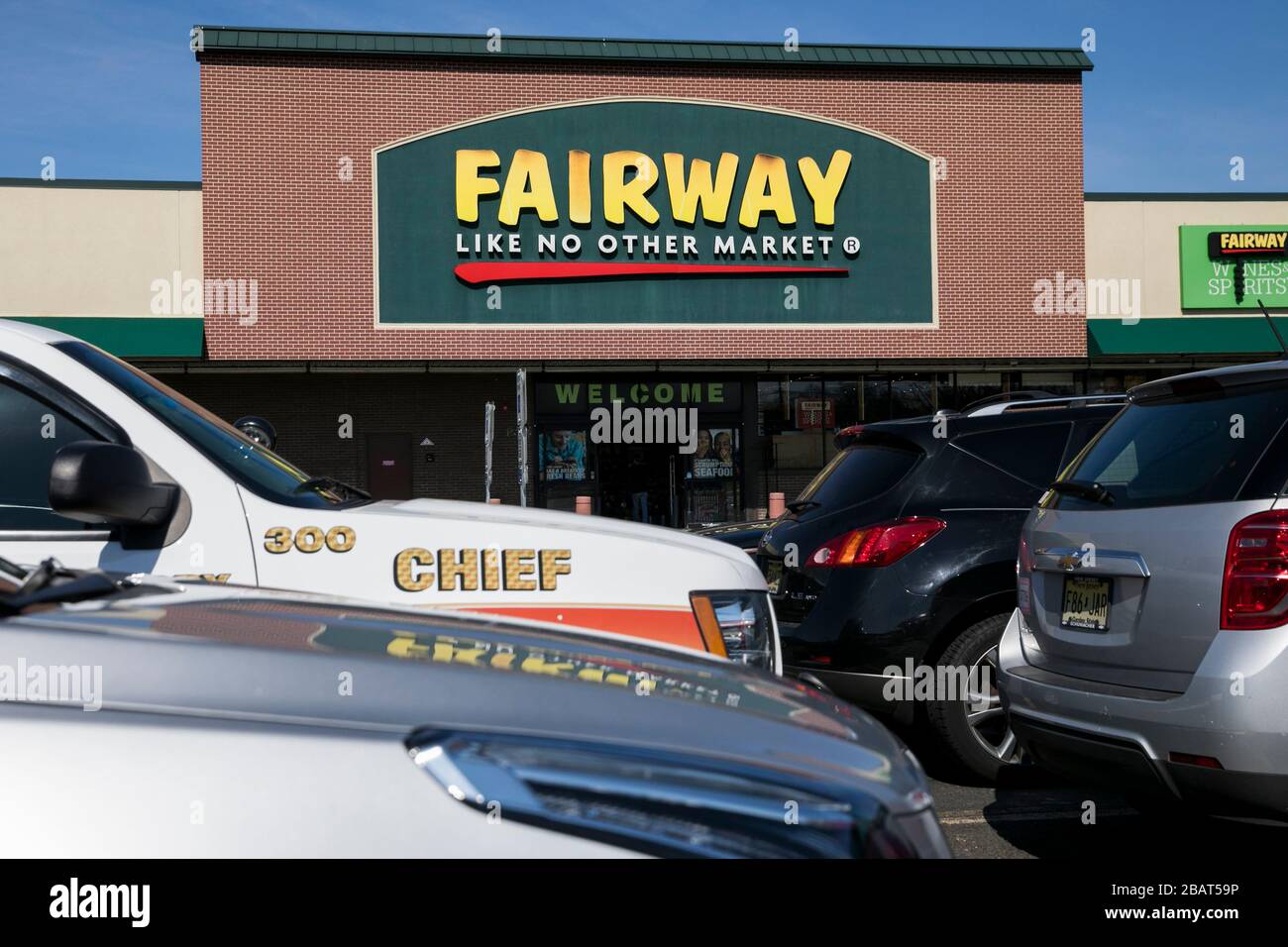 Un logo à l'extérieur d'un magasin d'alimentation de détail de Fairway Market situé dans Woodland Park, New Jersey, le 23 mars 2020. Banque D'Images