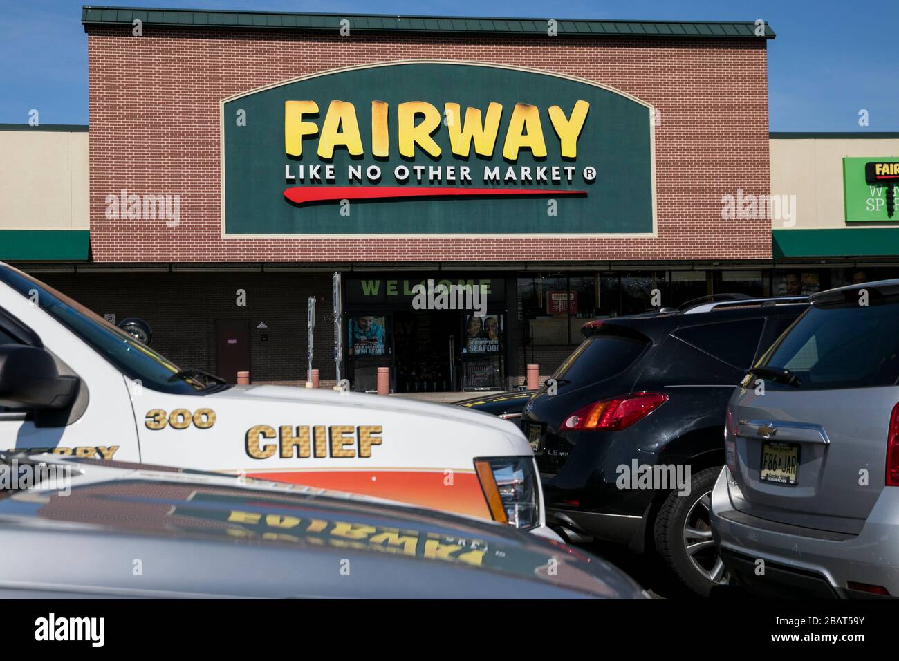 Un logo à l'extérieur d'un magasin d'alimentation de détail de Fairway Market situé dans Woodland Park, New Jersey, le 23 mars 2020. Banque D'Images