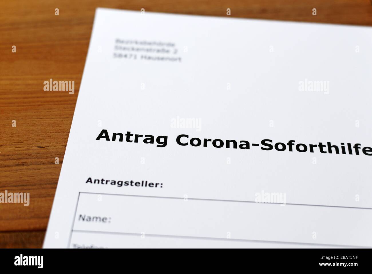 Une feuille de papier avec les mots allemands 'Antrag Corona Soforsilfe' - Traduction en englisch: Demande de corona aide immédiate. Banque D'Images