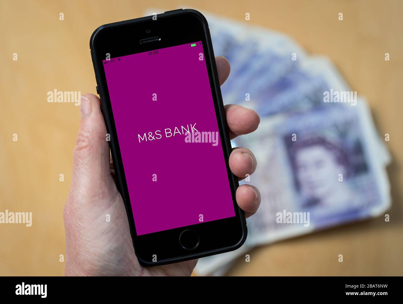 Une femme utilisant l'application M&S Bank sur un téléphone mobile. (Usage éditorial uniquement) Banque D'Images