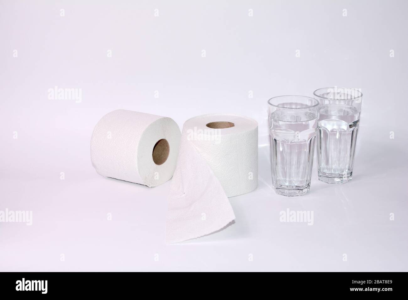 Buvez beaucoup en cas de diarrhée - rouleaux de papier toilette avec deux verres d'eau et avec espace de copie Banque D'Images