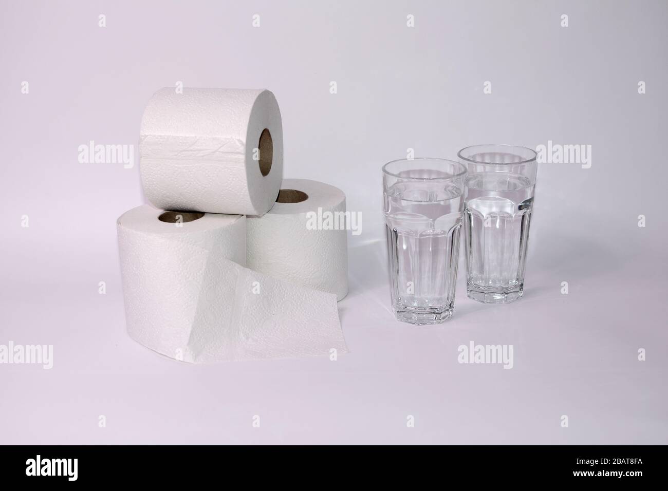 Buvez beaucoup en cas de diarrhée - rouleaux de papier toilette avec deux verres d'eau et avec espace de copie Banque D'Images