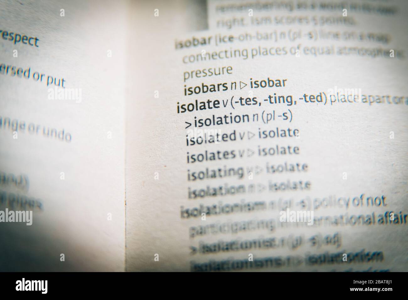 Coronavirus covid19 verrouillage 2020. Gros plan du mot isoler dans un dictionnaire, quarantaine. Restez chez vous et isolez-vous. Macro Banque D'Images